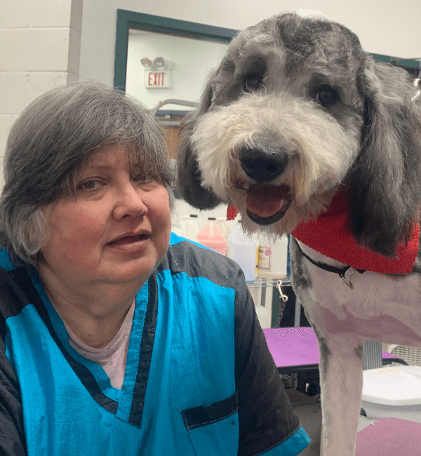 Andrea, Groomer